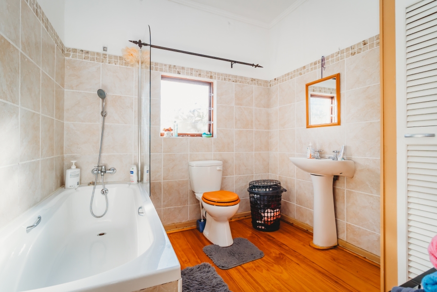 6 Bedroom Property for Sale in Heatherlands Western Cape